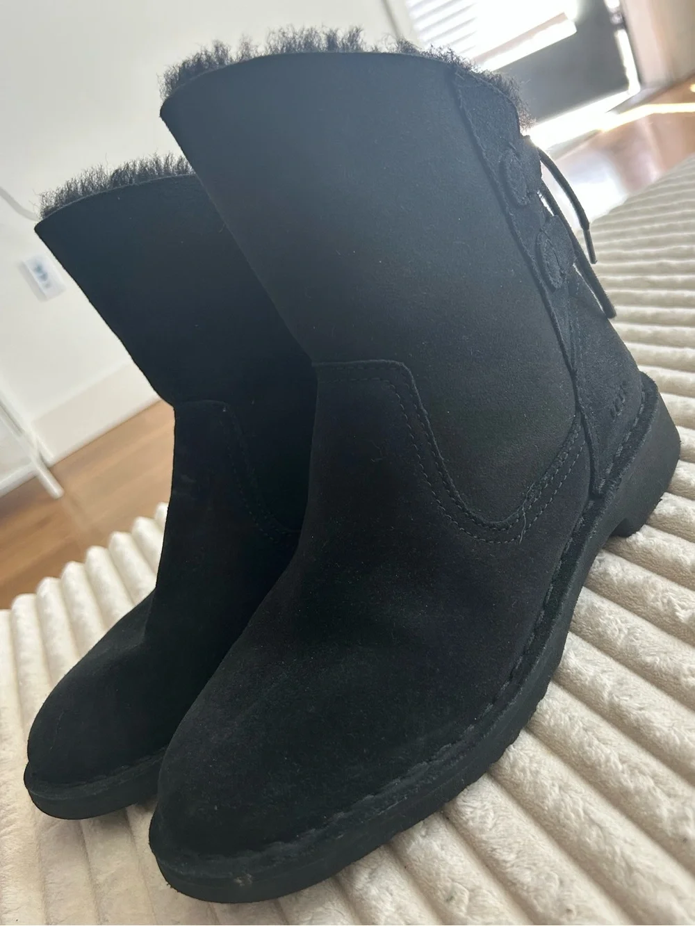 UGG Naiyah Black Suede Shearling-Lined Ankle Boots Lace Up Back Tie Sz 6